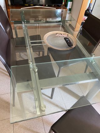 Tavolo in vetro allungabile e gambe in acciaio