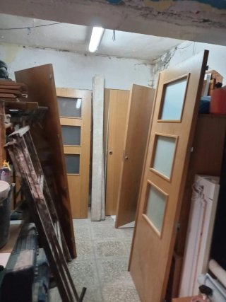 Lote de puertas de madera y tapajuntas