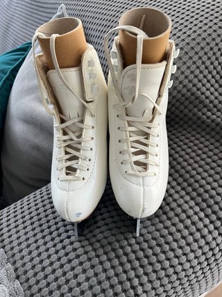Patin su ghiaccio bianco