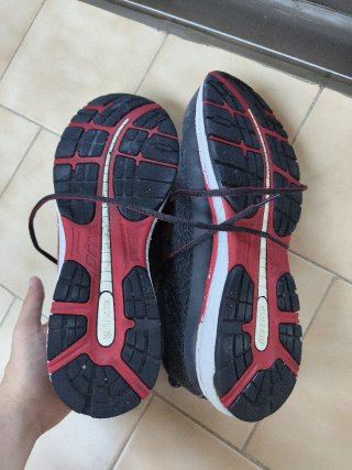 Zapatillas Bellota Negras y Rojas