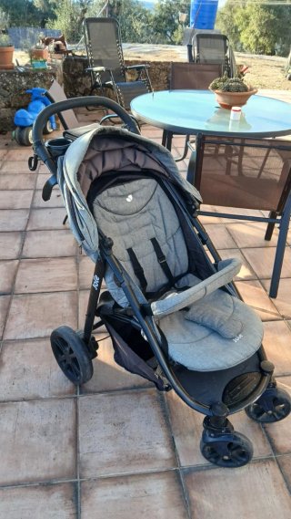 Carrito de bebé Joie gris