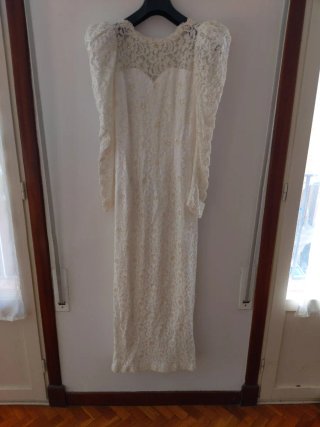 Vestido de novia línea recta con encaje.