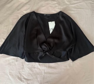 Top Zara satén negro nudo