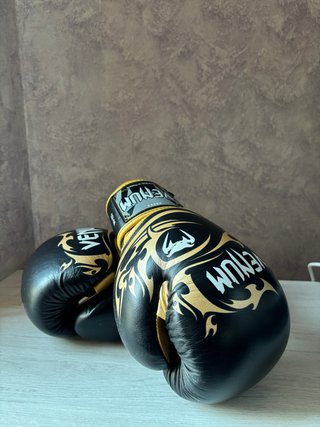 Guantes de boxeo VENUM negros y dorados