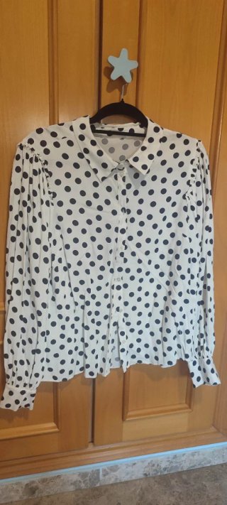 Camisa blanca lunares azul marino manga globo