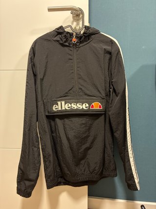 Chaqueta canguro ellesse negra