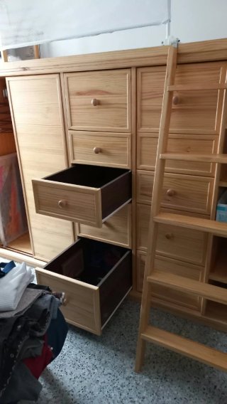 Mueble de madera con cajones y escalera