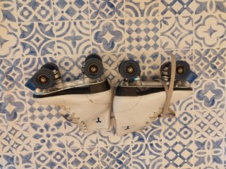 Pattini a rotelle bianchi