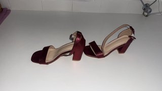 Zapatos de tacón rojos y dorados