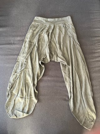 Pantalón con aberturas laterales