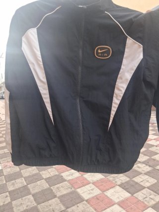 Chaqueta Nike Negra y Blanca