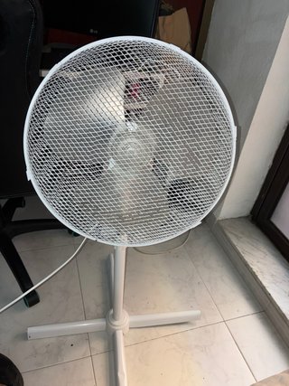 Ventilador de pie blanco