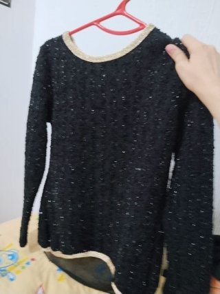 Camisa negra con espalda visible y detalles dorado