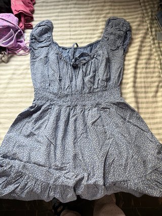 Vestido azul con volantes y flores