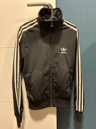 Chaqueta adidas negra y blanca