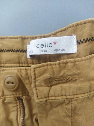 Pantalón corto caballero,color mostaza oscuro.