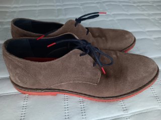 Zapatos ante El GANSO.