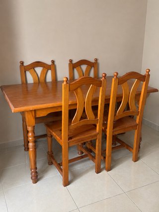 Mesa y 4 sillas de madera de pino