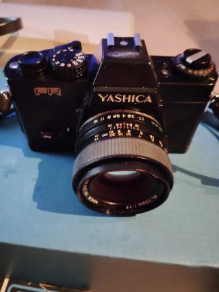 Cámara Yashica FR con objetivo 50mm y flash Algatr