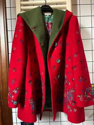 Cappotto IVKO rosso con cappuccio e fiori