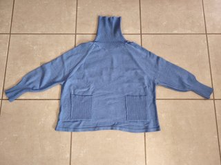 Jersey cuello alto oversize azul