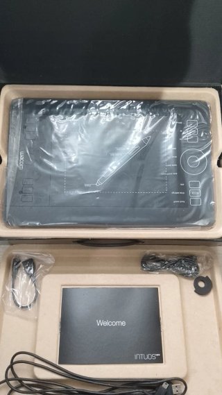 Tableta Gráfica Wacom Intuos Pro Completa con Caja