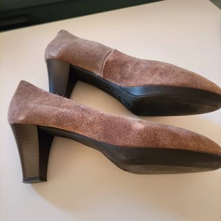 Zapatos de serraje Talla 37 sin usar. Talón 7cm.