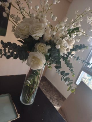 Jarrón grande con rosas artificiales