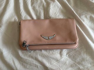 Bolso rosa con detalle de alas