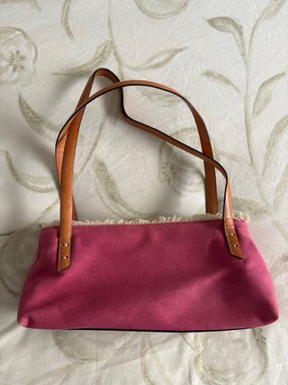Bolso rosa con tiras de cuero
