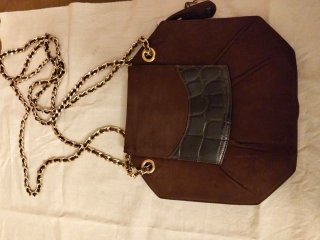 Bolso de fiesta marrón con cadena