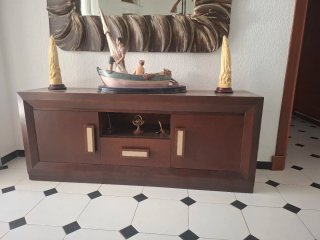 Mueble TV / Aparador bajo de madera maciza.