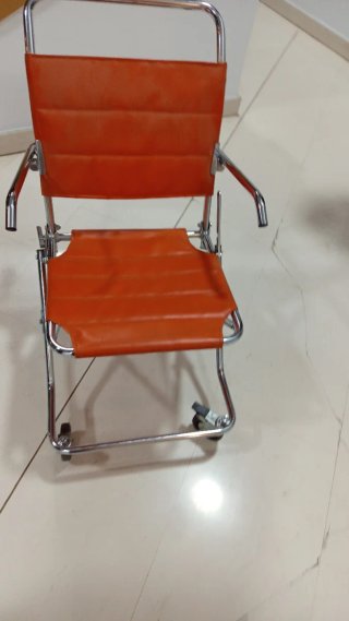 Silla plegable naranja y plateada