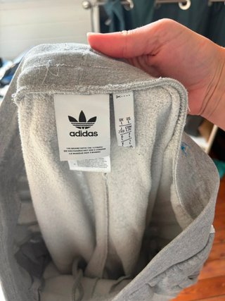 Pantalones Adidas grises con rayas