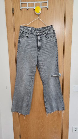 Pantalones vaqueros Zara grises acampanados