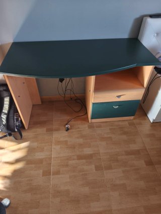 SOLO HOY Escritorio con cajonera madera y verde