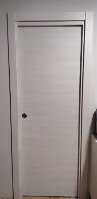 Puerta corredera blanca con betas