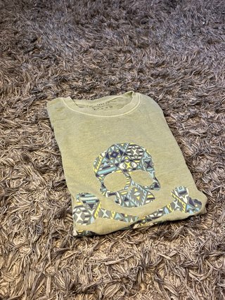Camiseta con calavera y huesos