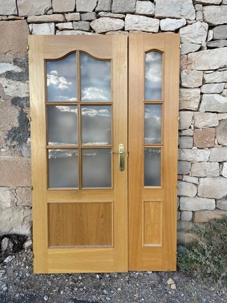 Puerta de roble con cristal