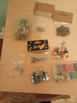 Caja organizadora con accesorios de costura