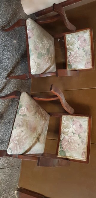 Coppia di divani da restaurare