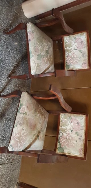 Coppia di divani da restaurare
