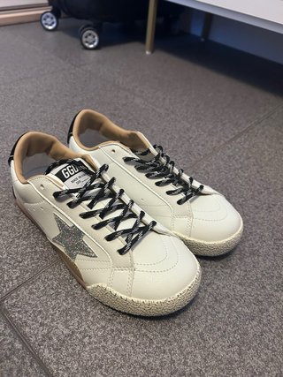 Golden Sneakers Blancas y Plateadas