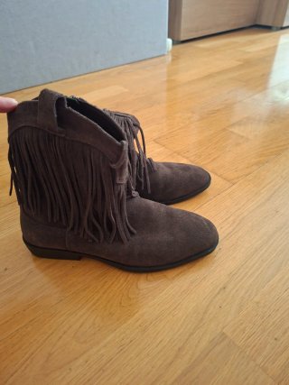 Botines con flecos marrones para niña