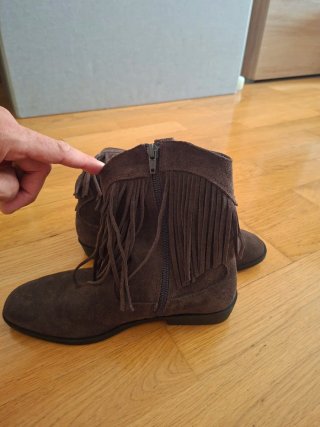 Botines con flecos marrones para niña
