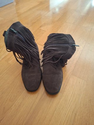 Botines con flecos marrones para niña