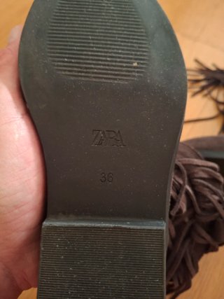 Botines con flecos marrones para niña