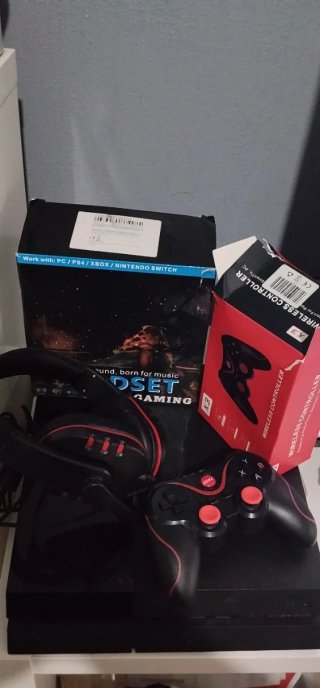 PS4 con mando y auriculares gaming no enciende