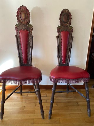 Pareja de sillas de madera y cuero