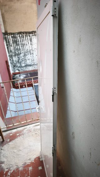 Puerta de aluminio blanca